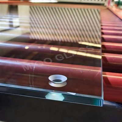 MIGO GLASS obrađuje 12mm kaljeno Padel Court staklo za njemačkog klijenta